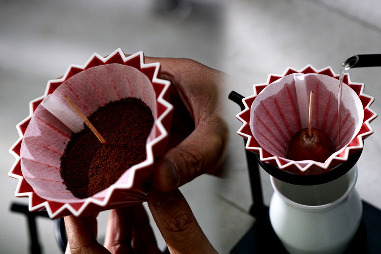 Image of Grind and dose 15g
coffee into the origami dripper.